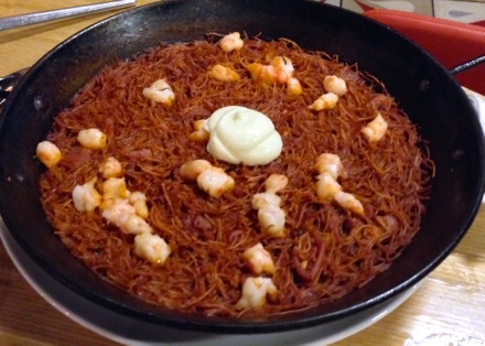 Fried pasta paella with shrimp and aioli