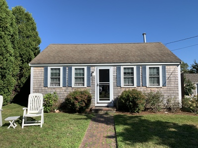 After a bus ride to Hyannis, our vacation moved to Karen's cottage in Barnstable.